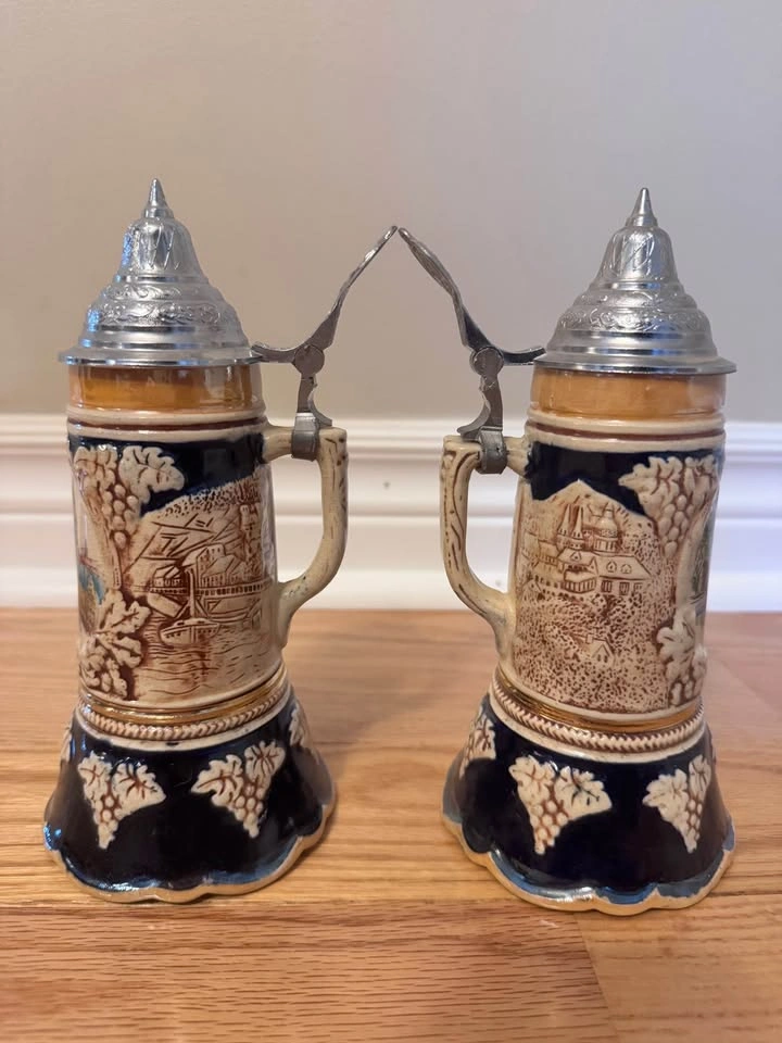 Authentic Pair of Vintage Original King German Beer Steins - photo 3