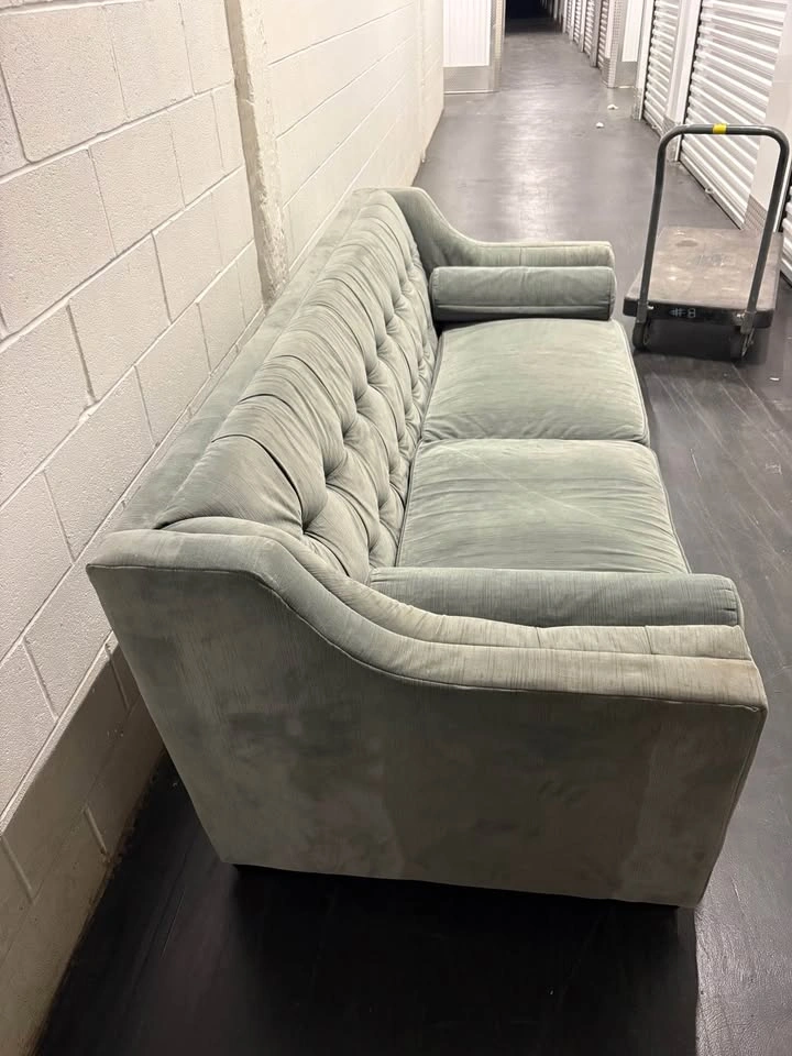 DELIVERY AVAILABLE Gray Tufted Couch / Sofa - photo 4