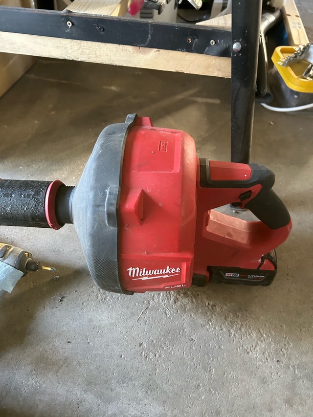 Milwaukee cordless drain snake with good battery