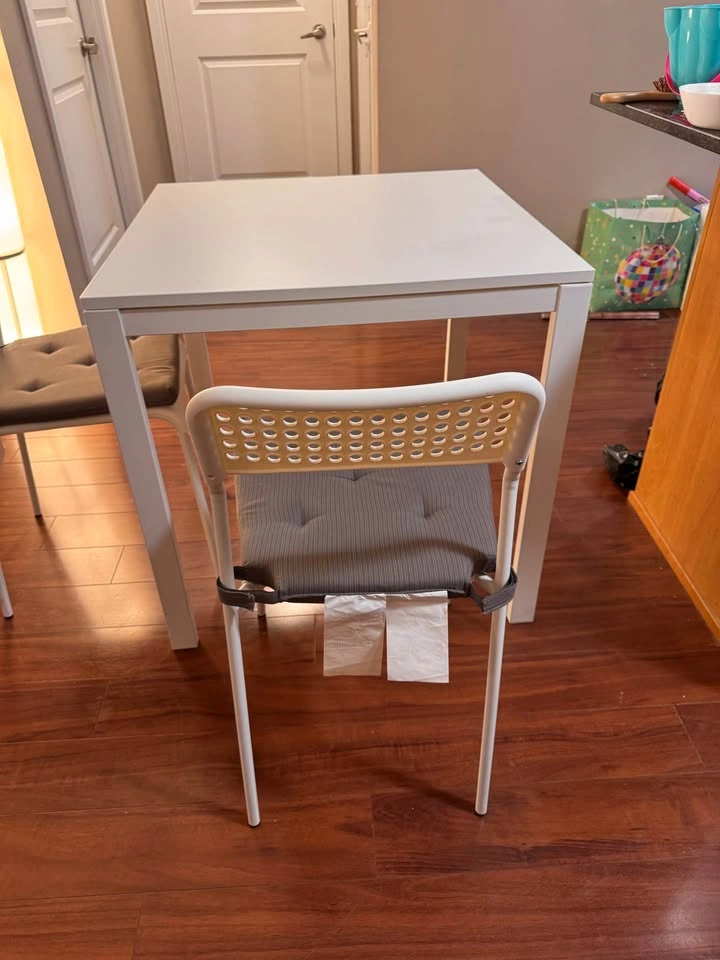 Ikea dining table with four chairs and pads, white - photo 4