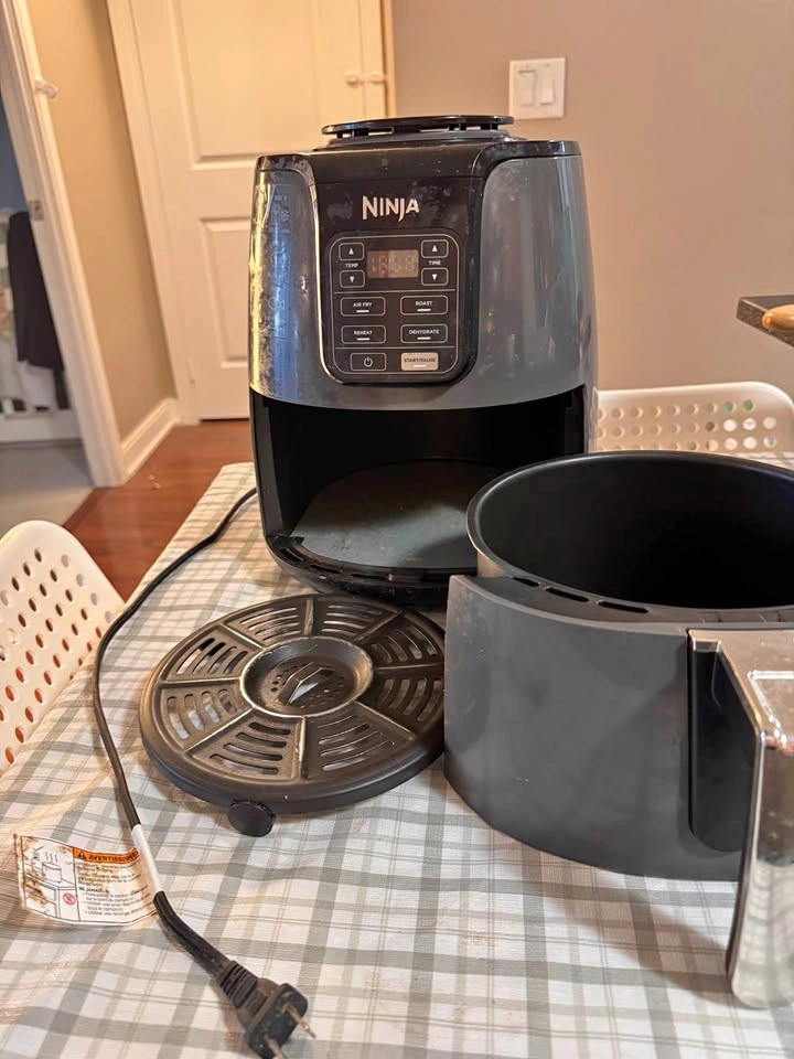 Ninja AF100C Air Fryer, 4-Qt Capacity, Charcoal Grey