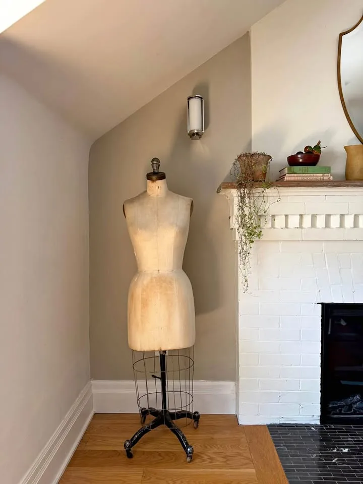 Vintage Dress Form Mannequin (Toronto Base) thumbnail