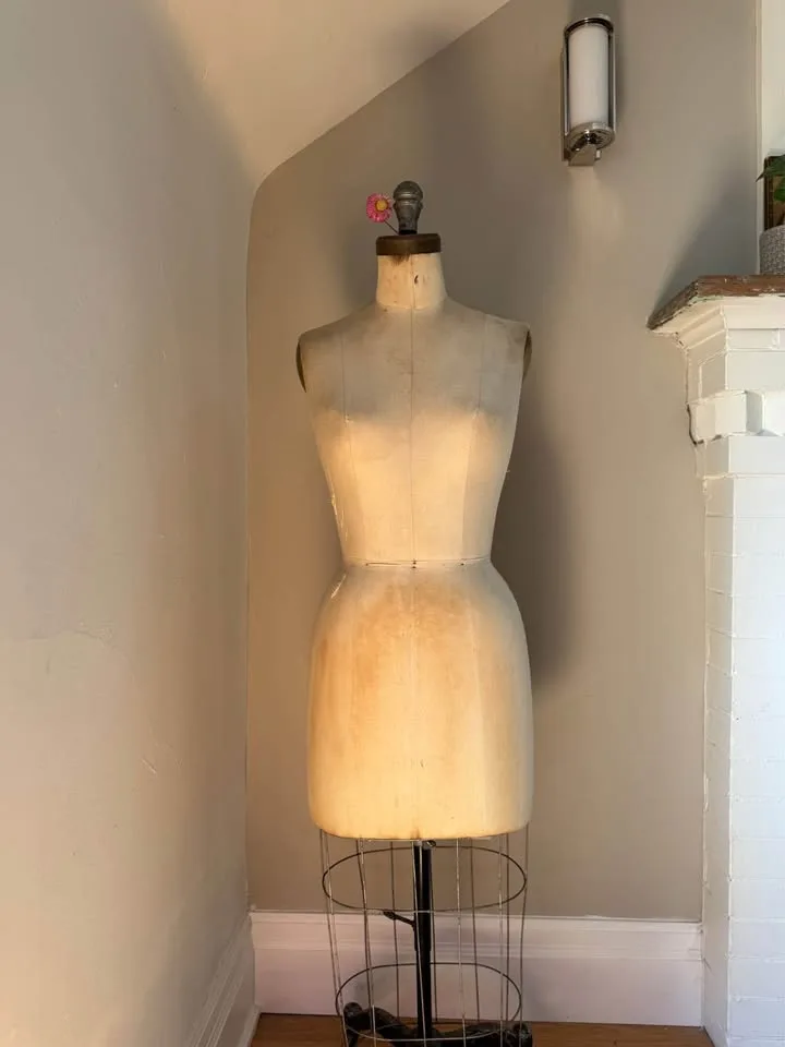 Vintage Dress Form Mannequin (Toronto Base) image indicator(4)
