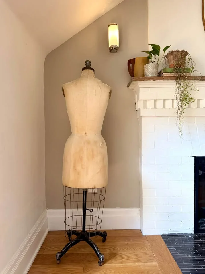 Vintage Dress Form Mannequin (Toronto Base) image indicator(5)