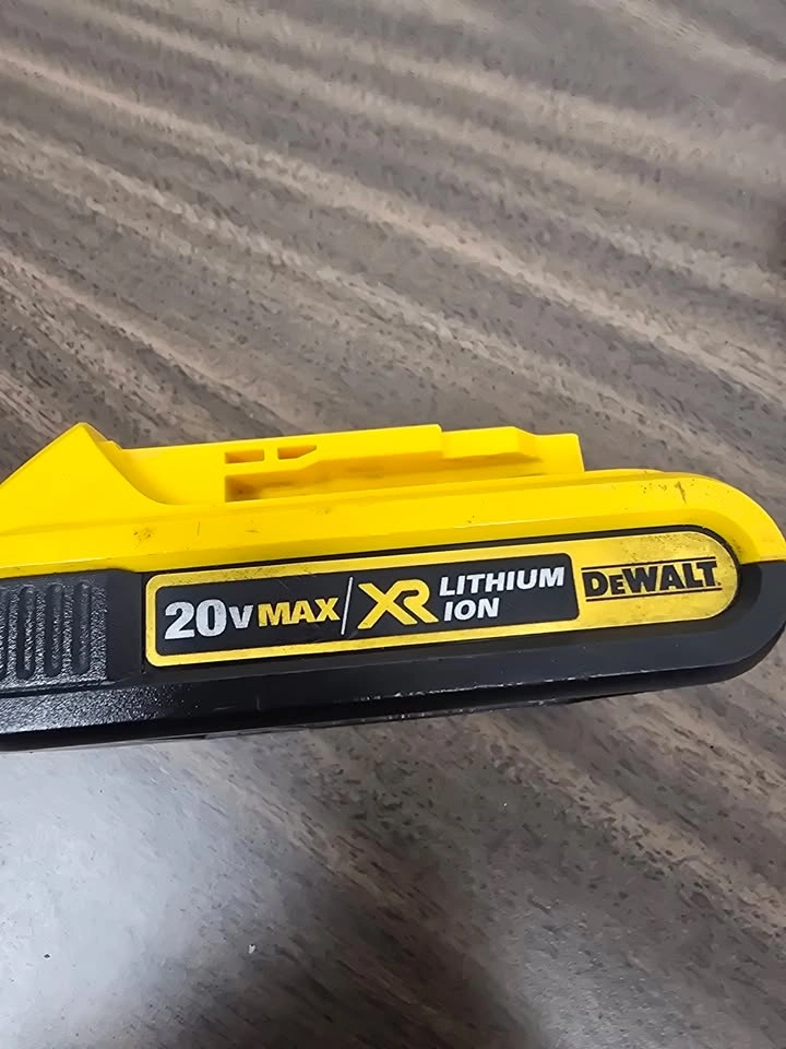 DeWalt 20V MAX XR Battery + DCB107 Charger Combo - photo 3