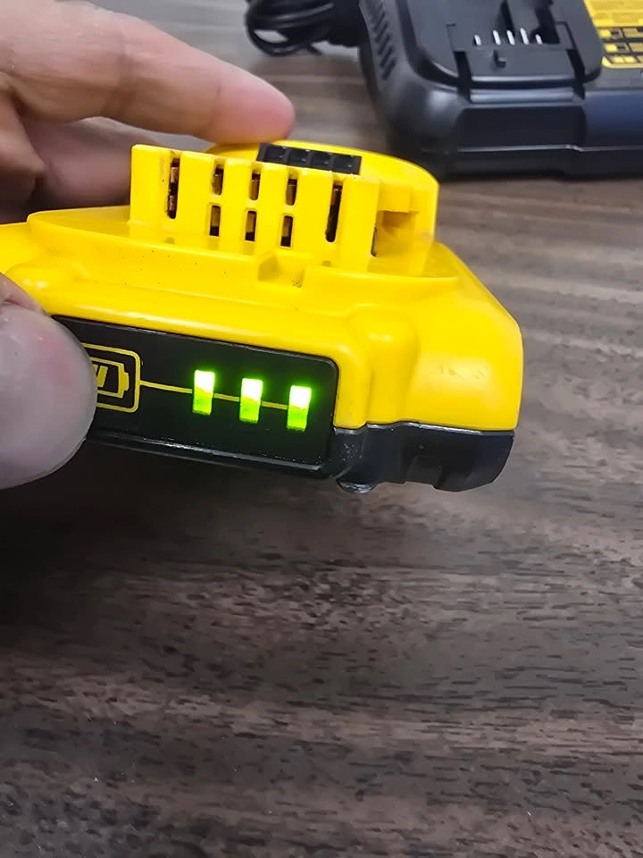 DeWalt 20V MAX XR Battery + DCB107 Charger Combo - photo 4
