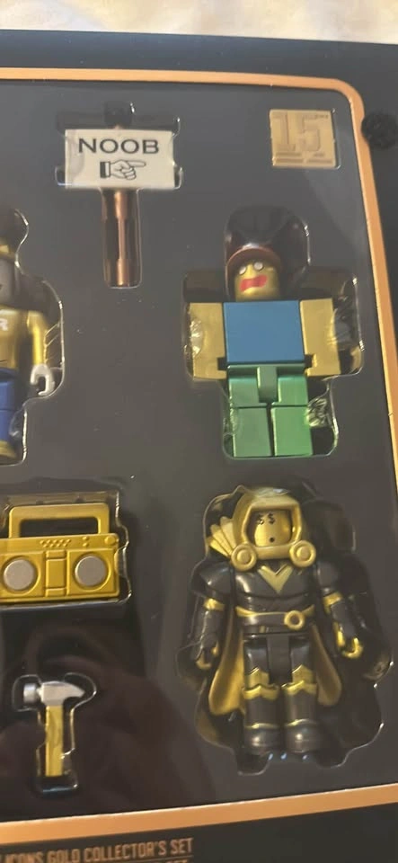 Roblox Icons Gold Collector's Set - photo 3