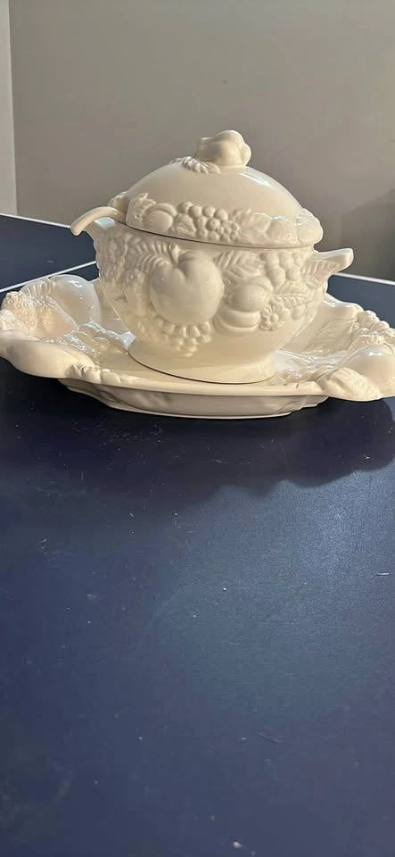 Century Japan White Embossed Fruit Soup Tureen Set