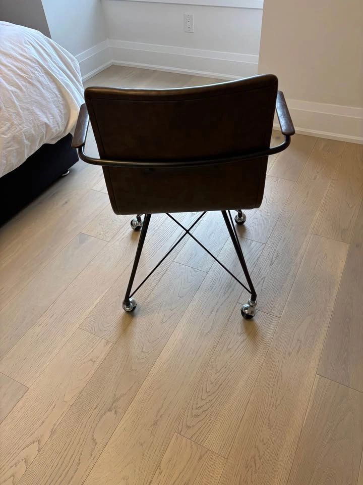Tan office chair with arms and wheels - photo 3