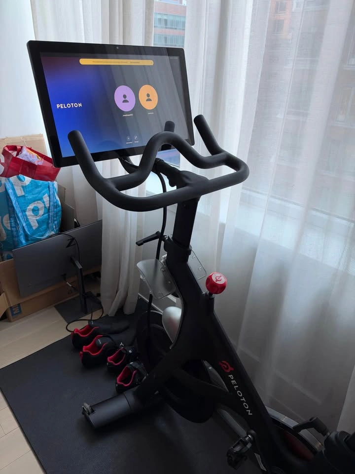 Peloton Original Bike (Gen 1, 2018) + Mat & 3 lb Weights - photo 2