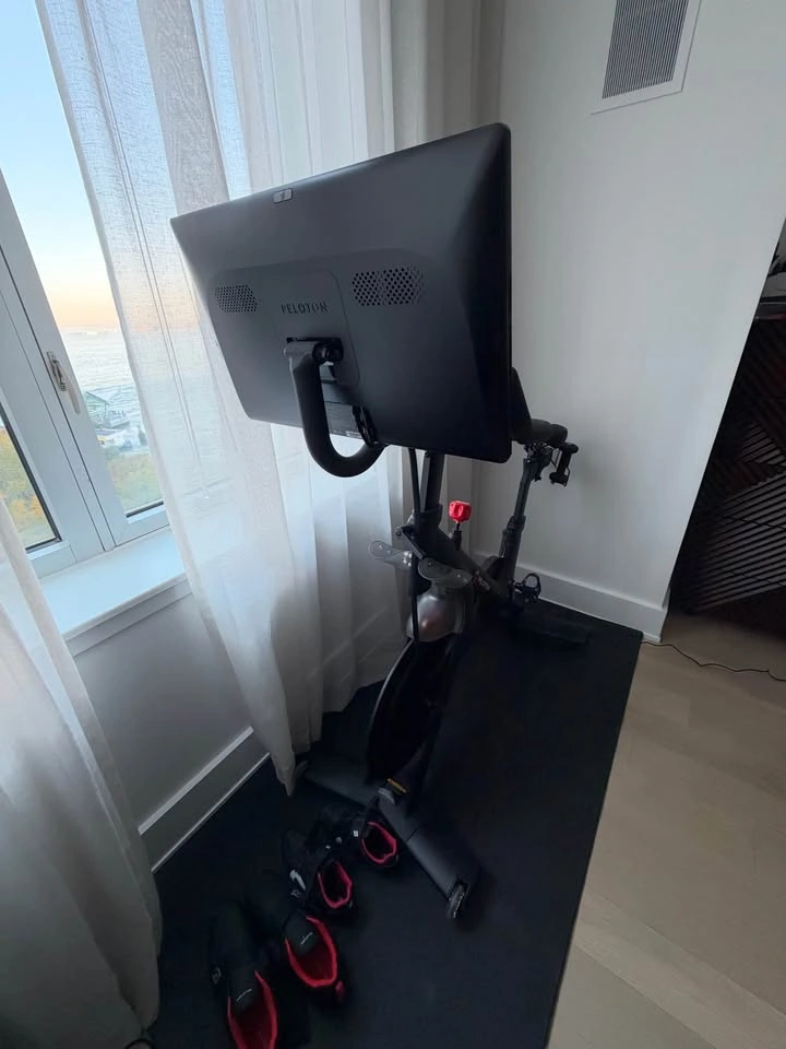 Peloton Original Bike (Gen 1, 2018) + Mat & 3 lb Weights - photo 4