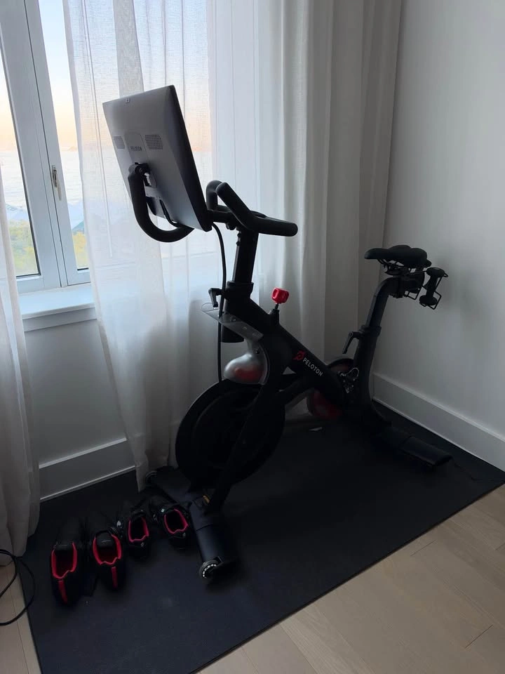 Peloton Original Bike (Gen 1, 2018) + Mat & 3 lb Weights - photo 5