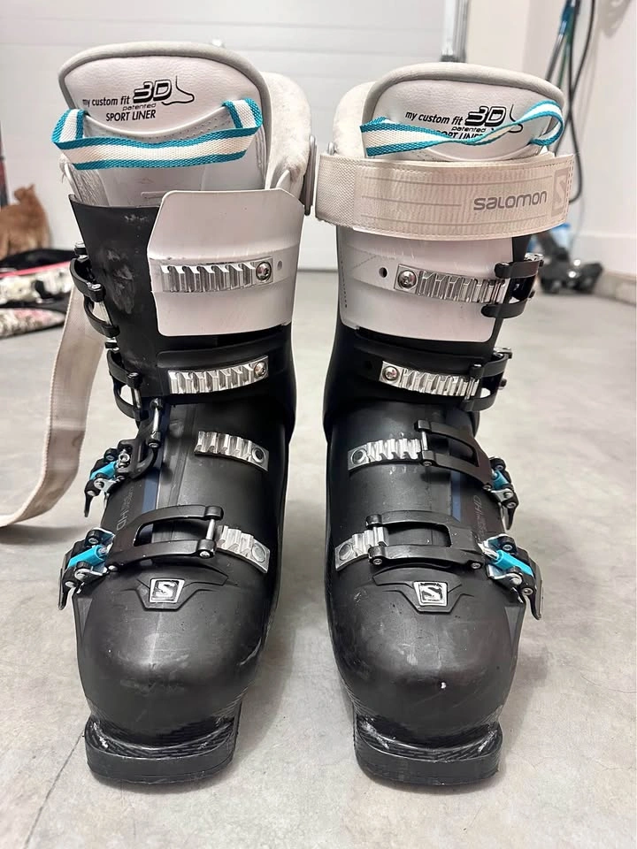 Women’s ski boots