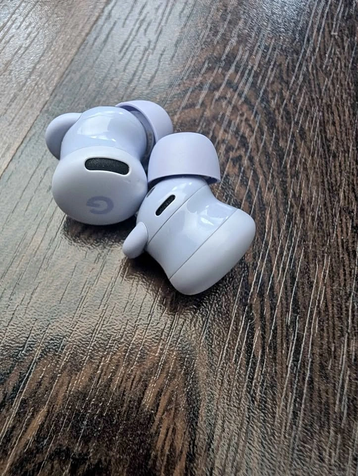 Google Pixel Buds 2a. No charging case
