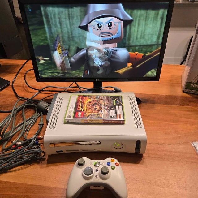 Xbox 360 60GB in Original Box. With all accessories. - photo 2