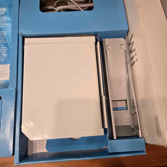 Nintendo Wii in box with accessories. No issues. - photo 2