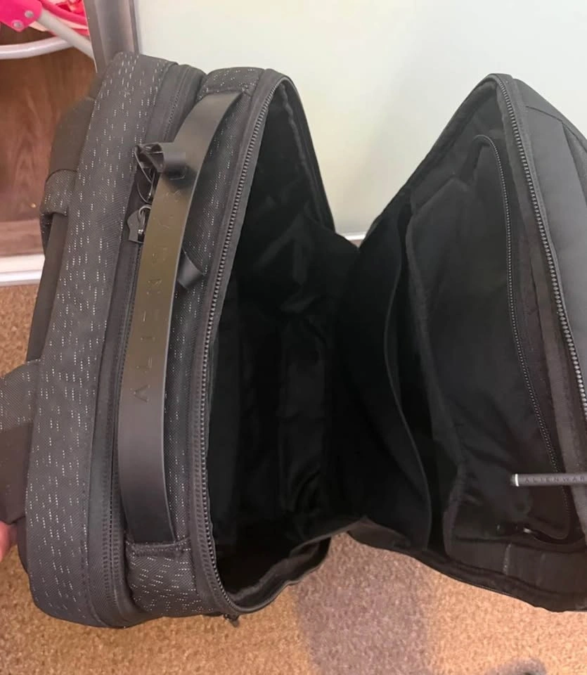 Dell Alienware Horizon 17” Gaming Backpack - photo 3