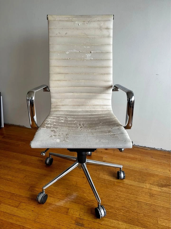 White Ribbed Management Office Chair