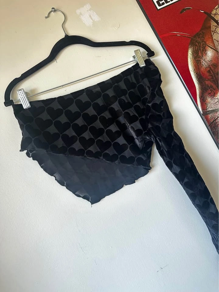 Black Heart Print One-Shoulder Top and Mini Skirt Set - photo 2