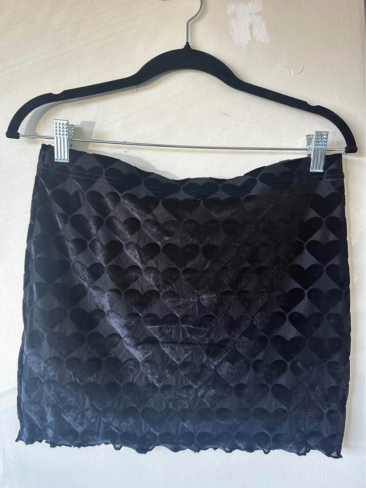 Black Heart Print One-Shoulder Top and Mini Skirt Set - photo 3