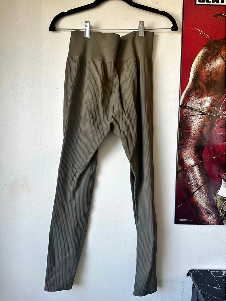 Ribbed Leggings in Olive Green