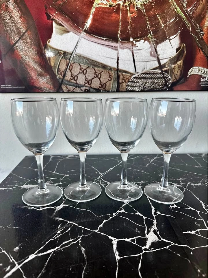 Set of 4 Clear Glass Wine Glasses