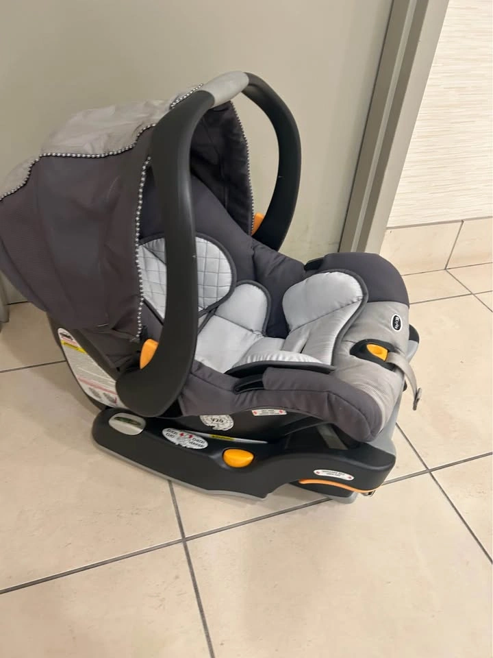 Like New - Chicco KeyFit 30 Infant Car Seat with base - photo 5