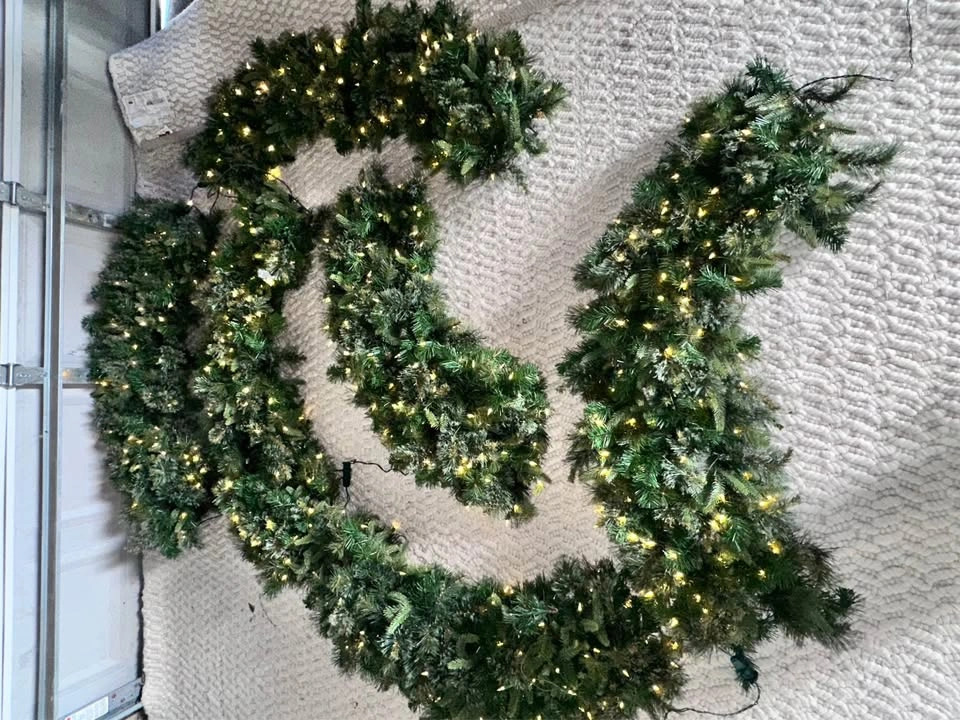 7 Commercial-Grade Pre-Lit Christmas Garlands (35ft Total) - photo 4