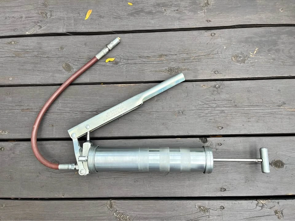 Alemite 4041-B Heavy-Duty Grease Gun – Works Great