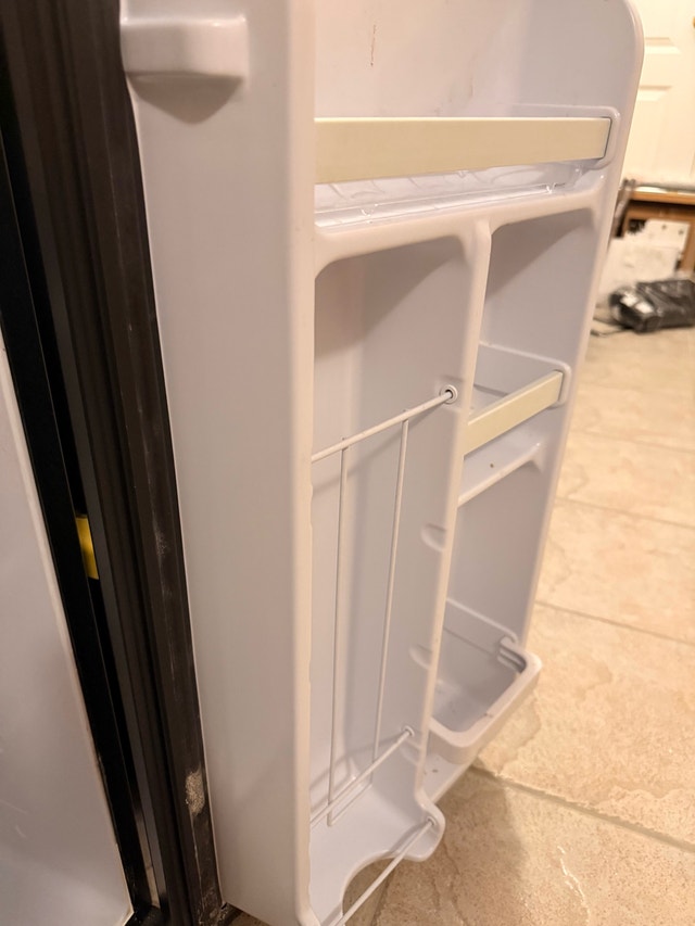 Danby Mini fridge with freezer tested working - photo 2