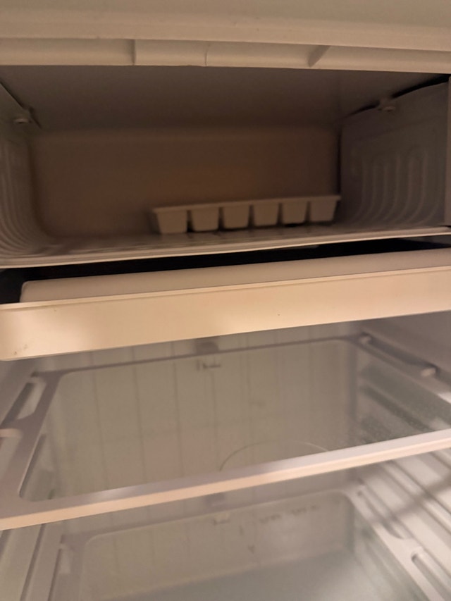 Danby Mini fridge with freezer tested working - photo 3