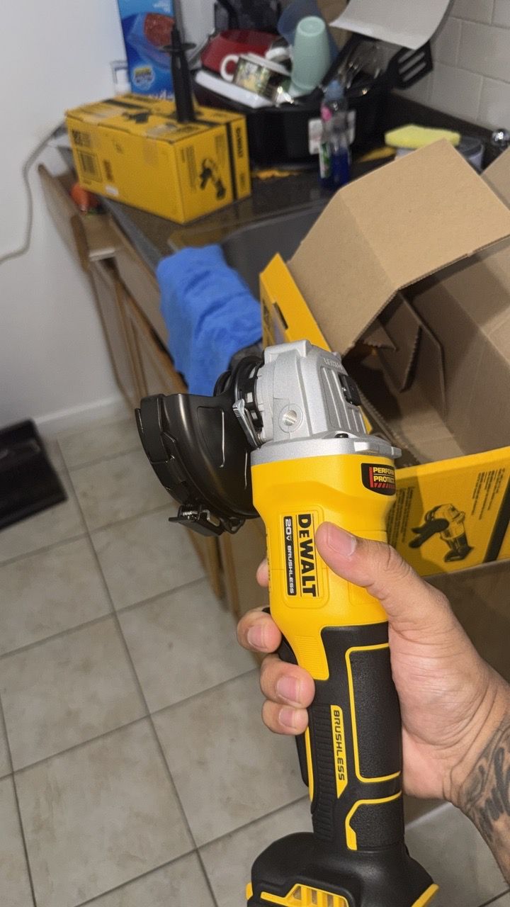 DEWALT 20V MAX Angle Grinder DCG408B - photo 4