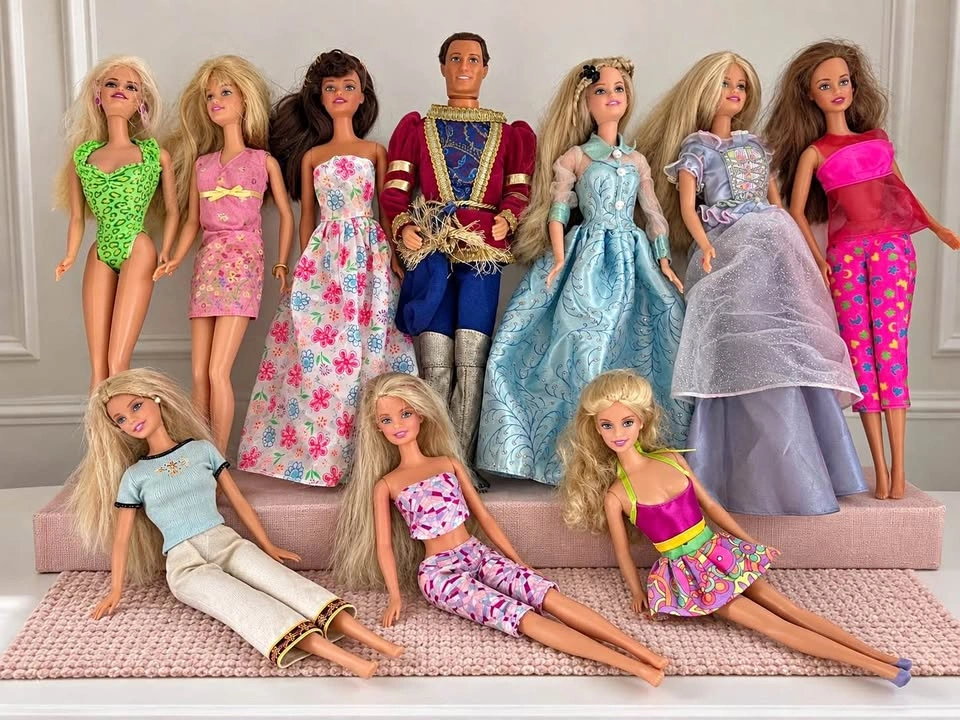 Large Mattel Barbie Collection – 10 Dolls, Furniture, Clothes