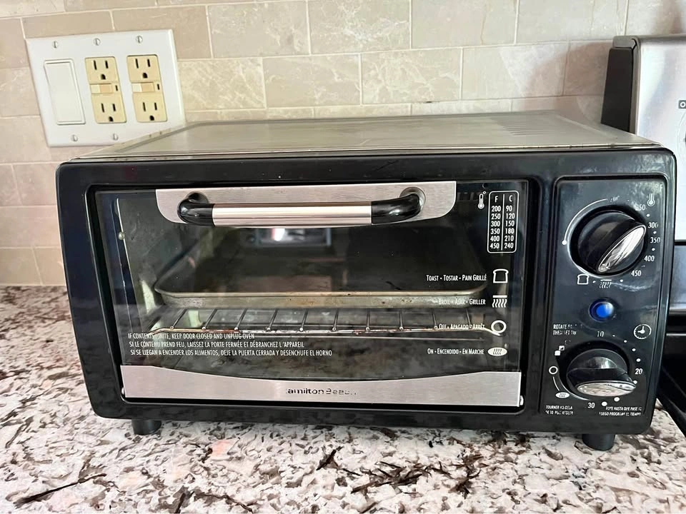 Hamilton Beach Toaster Oven / Broiler – With Baking Tray & Rack
