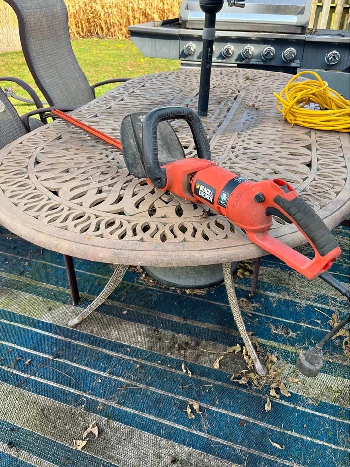 Black & Decker 24-inch Corded Electric Hedge Trimmer