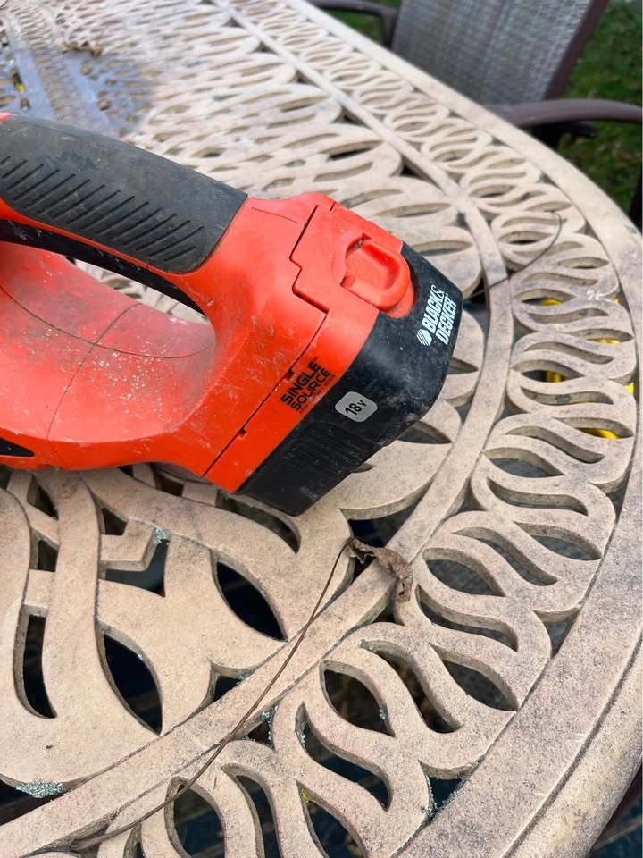 Black & Decker 18V 22-inch Cordless Hedge Trimmer - photo 2