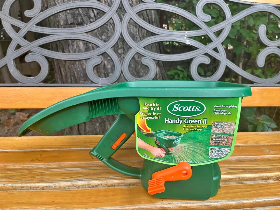 BRAND NEW Scotts Handy Green II Hand-Held Lawn & Garden Spreader