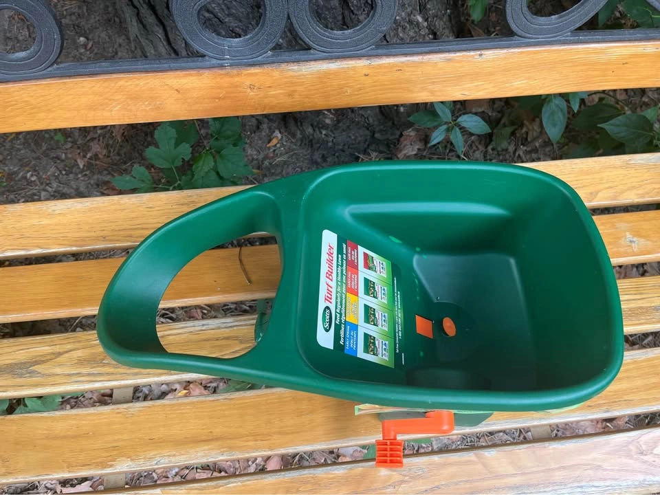 BRAND NEW Scotts Handy Green II Hand-Held Lawn & Garden Spreader - photo 2