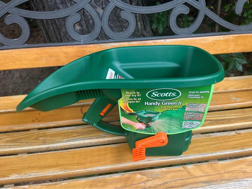 BRAND NEW Scotts Handy Green II Hand-Held Lawn & Garden Spreader - photo 3