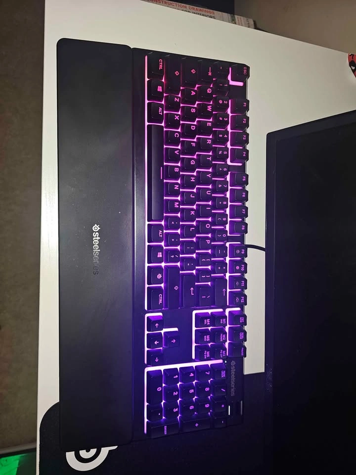 SteelSeries Apex 3 RGB Gaming Keyboard + Wrist Rest - photo 3