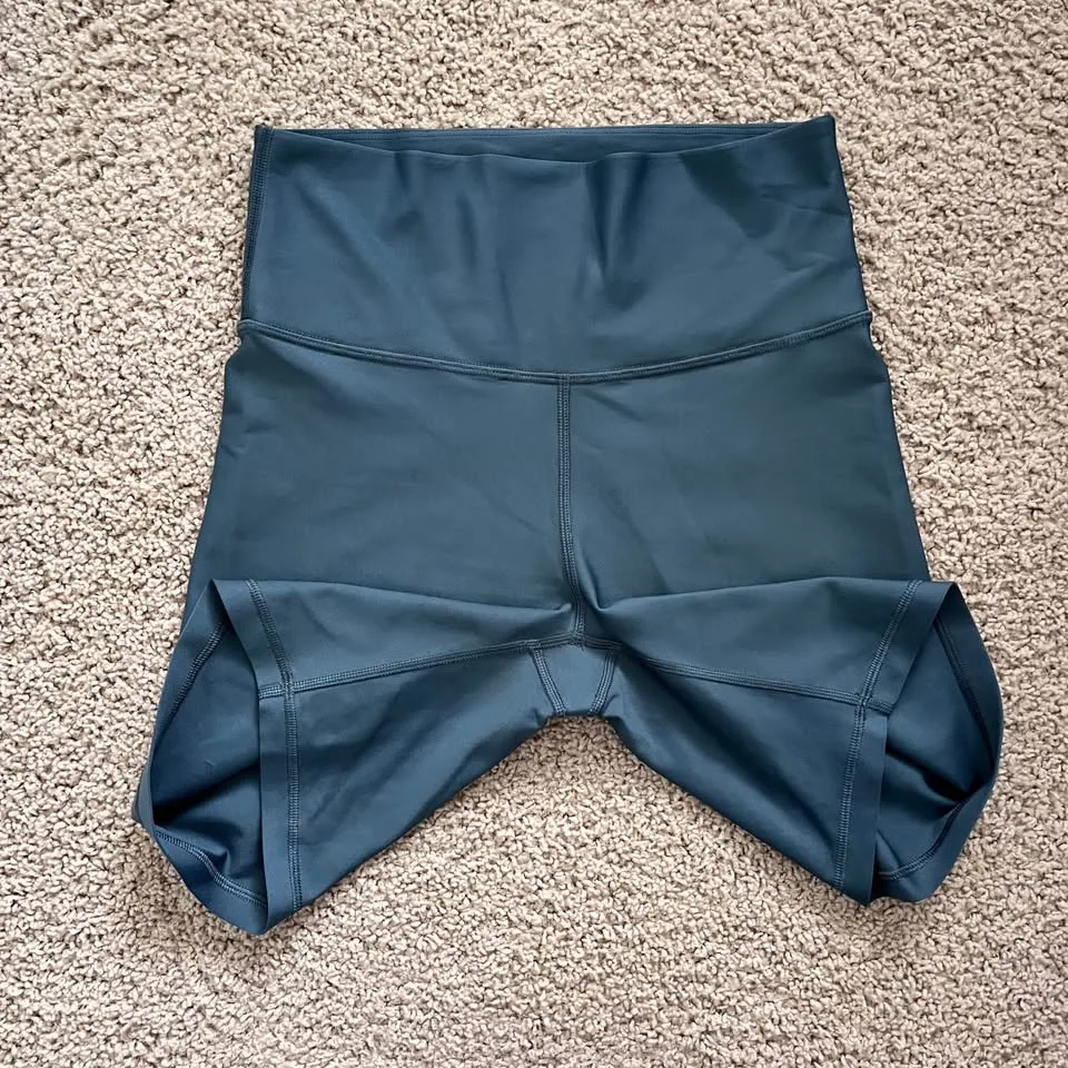 🧡Aritzia TNA Biker Shorts Size Medium image indicator(7)