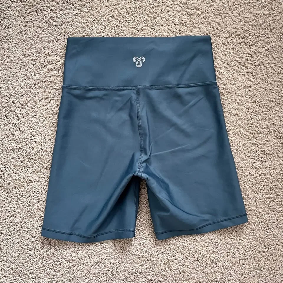 🧡Aritzia TNA Biker Shorts Size Medium image indicator(8)