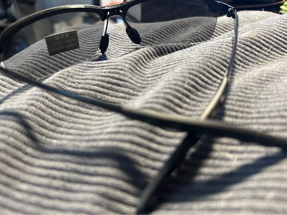 Polarized Photochromic Sunglasses with Case - photo 3