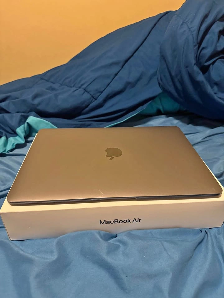 MacBook M1 8GB Ram 256GB Storage 67% Battery