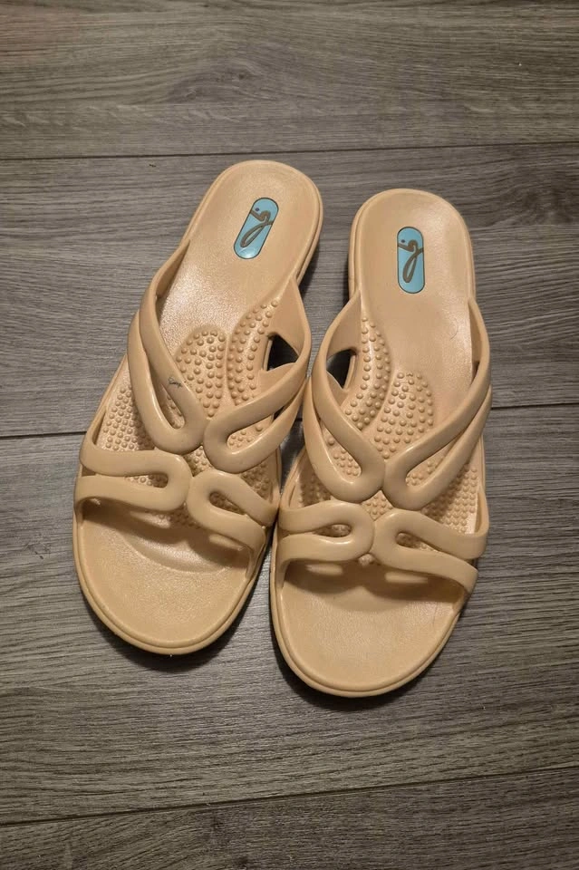 Oofos OOlala Luxe Sandals in Nude, brand new, unworn