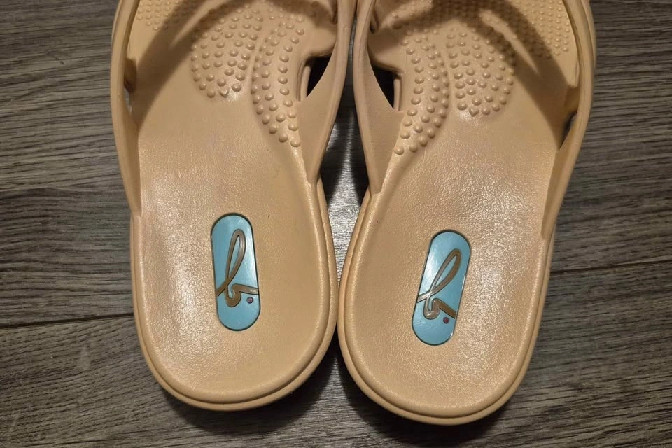 Oofos OOlala Luxe Sandals in Nude, brand new, unworn - photo 2