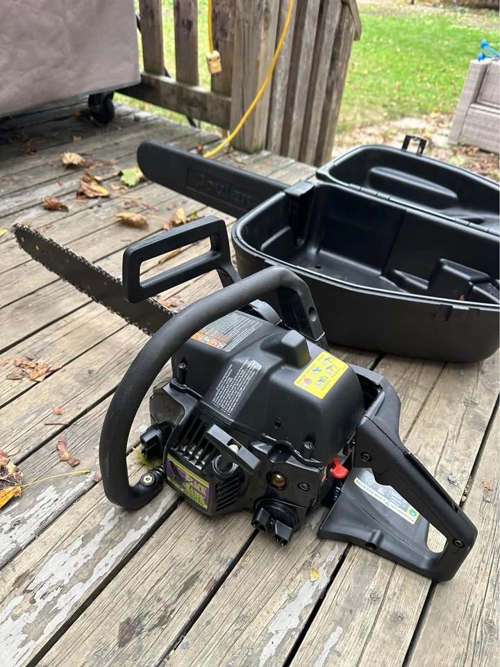 18” Black Hawk 42 cc chainsaw with case - photo 2