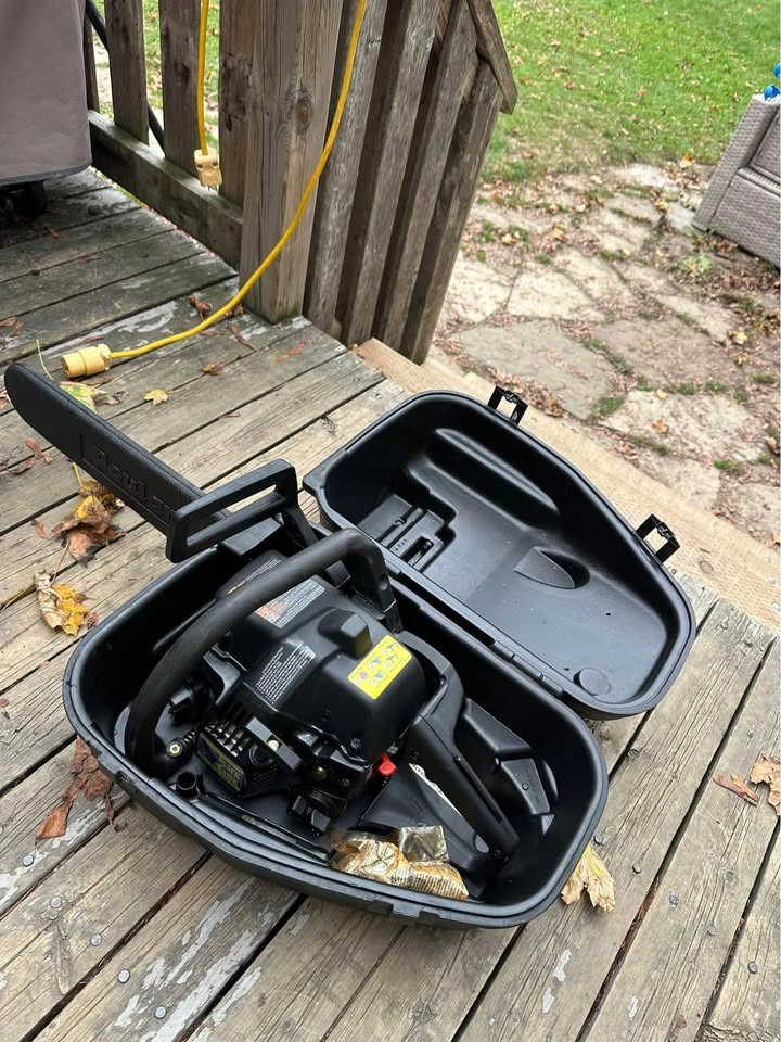 18” Black Hawk 42 cc chainsaw with case - photo 3