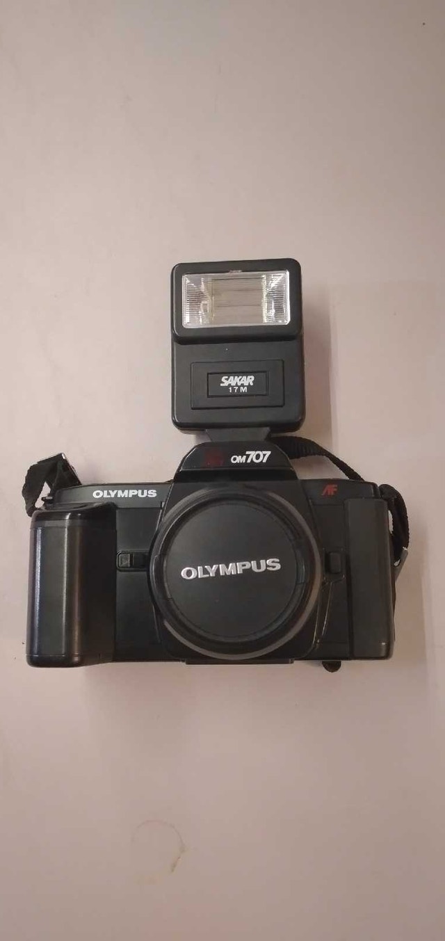 Olympus OM-707 35mm SLR Camera with Sakar 17M Flash - photo 2