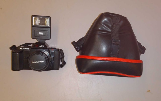 Olympus OM-707 35mm SLR Camera with Sakar 17M Flash - photo 3